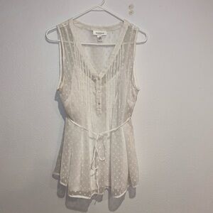 Sleeveless, lightweight maternity top. Size Large.